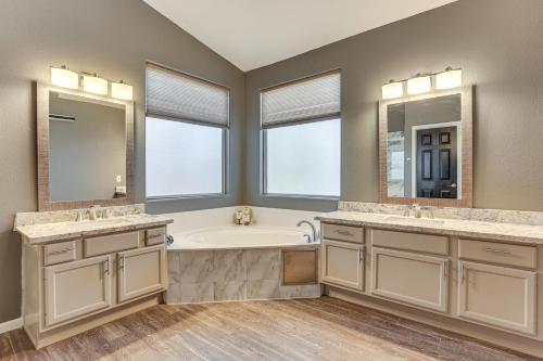 Φωτογραφία από το άλμπουμ του Fenced Backyard Oasis Pet-Friendly Avondale Home σε Litchfield Park
