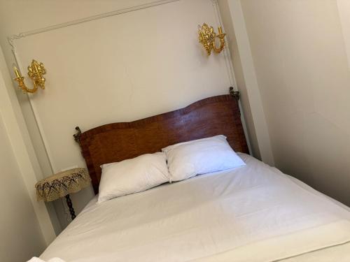 a bed with a wooden headboard in a room at Fatih Balat tarihin içinden konut - 3 in Istanbul