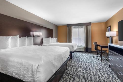 Katil atau katil-katil dalam bilik di Best Western Plus Denton Inn & Suites