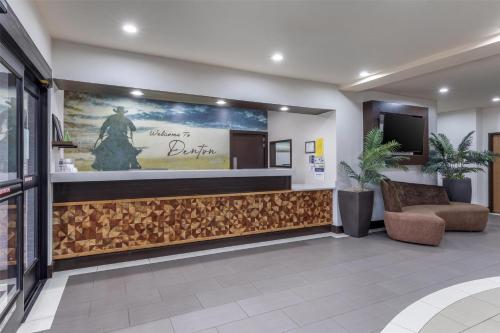 Lobi atau kawasan kaunter penerimaan di Best Western Plus Denton Inn & Suites
