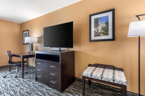 Televisyen dan/atau pusat hiburan di Best Western Plus Denton Inn & Suites
