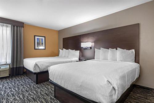 Katil atau katil-katil dalam bilik di Best Western Plus Denton Inn & Suites