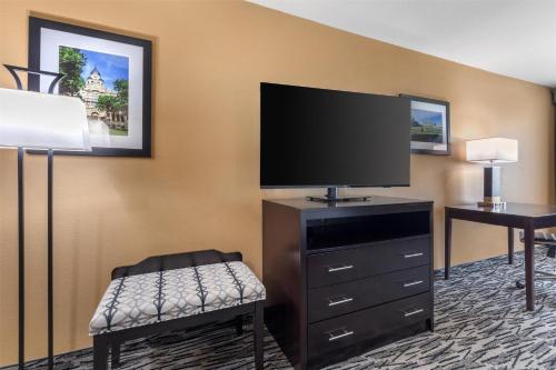 Televisyen dan/atau pusat hiburan di Best Western Plus Denton Inn & Suites