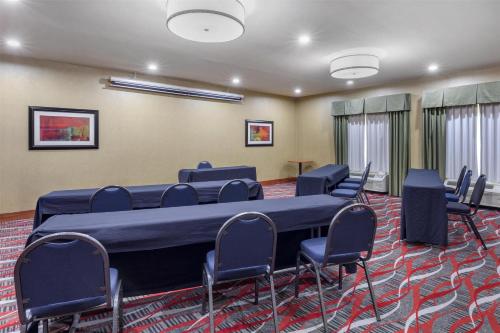 Kawasan bisnes dan/atau bilik persidangan di Best Western Plus Denton Inn & Suites