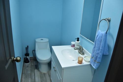 Ванная комната в Catch a Wave Beach House 5 Min to Shore