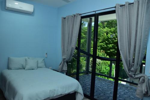 Кровать или кровати в номере Catch a Wave Beach House 5 Min to Shore