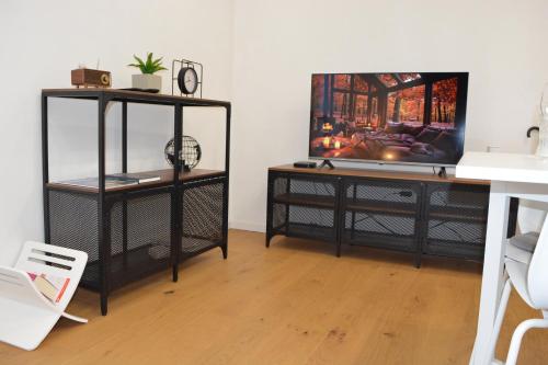 Μια τηλεόραση ή/και κέντρο ψυχαγωγίας στο Altstadtnahes Apartment