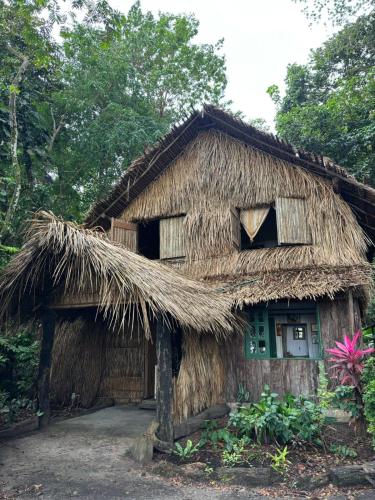 a straw hut with a thatched roof at Casa da Ilha Cotijuba in Belém