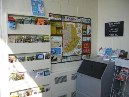 Una habitación con una pared con un mapa y un mostrador. en Paramount Motel Pocono, en East Stroudsburg