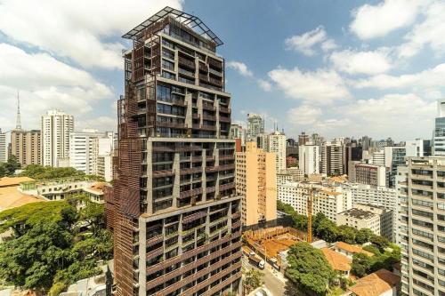 um edifício alto no meio de uma cidade em Kaza Noah The Universe Paulista Bela Vista em São Paulo