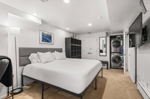 Телевизор и/или развлекательный центр в Aspen Villas/Bleeker Street Townhome 2 plus Den