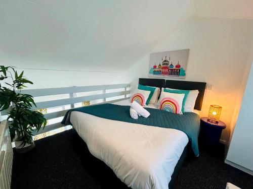 a bedroom with a bed with two towels on it at One-of-a-Kind Stay Free Parking in Brighton & Hove