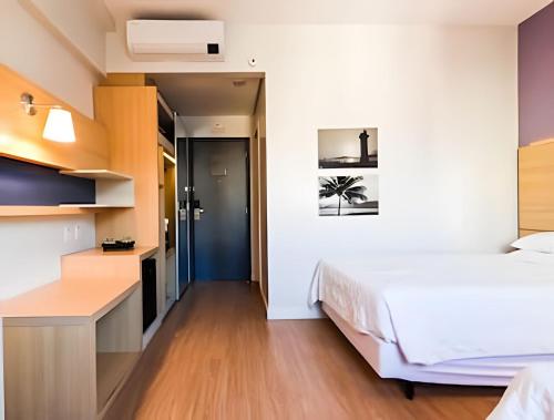 Postel nebo postele na pokoji v ubytování Stay Inn Santos Sua acomodação com cara de Hotel