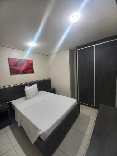 a bedroom with a white bed in a room at Flat - Apartium Palacete Victória in Sao Paulo