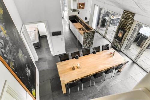 an overhead view of a dining room with a table and chairs at HS006-Henne-Musvagevej-18 in Henne Strand