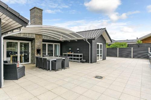 a house with a patio with a table at HS006-Henne-Musvagevej-18 in Henne Strand