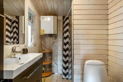 a bathroom with a toilet and a sink at SB3857-Broager-Norrelokke-23 in Vemmingbund