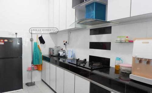Η κουζίνα ή μικρή κουζίνα στο Amirah Homestay (UMT, UniSZA)