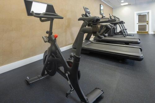 Das Fitnesscenter und/oder die Fitnesseinrichtungen in der Unterkunft Four Points by Sheraton Kansas City Airport