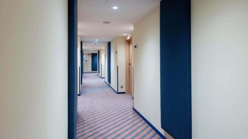 a hallway of an office building with a mirror at Holiday Inn Express & Suites Lisbon - Príncipe Real by IHG in Lisbon