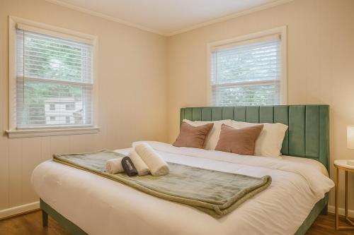 Ένα ή περισσότερα κρεβάτια σε δωμάτιο στο Stylish Forest Retreat Minutes from DC - Gary