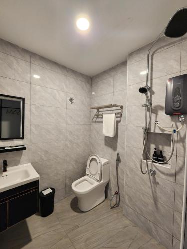 Un baño con inodoro, lavabo y ducha. en The Seven Room Near Tebrau and Mount Austin, en Johor Bahru