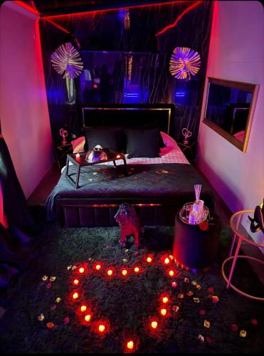 Φωτογραφία από το άλμπουμ του Love Room élégante spa privatif et extérieur cosy σε Goussainville