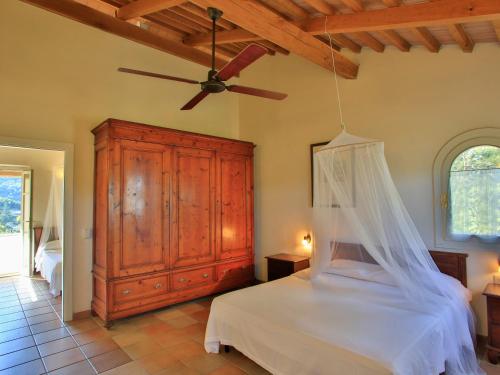 a bedroom with a bed and a ceiling fan at Hotel Santo Stefano in Portoferraio