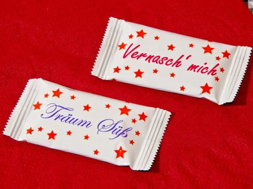 two white napkins with stars on a red blanket at Hotel Neuwirt in Finkenberg