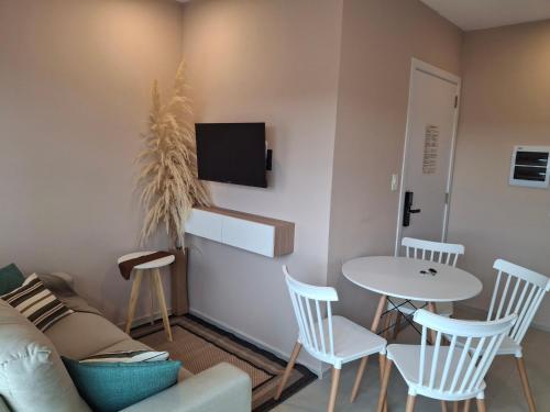 a living room with a couch and a table and chairs at Departamento Resort zona aeropuerto in Luque
