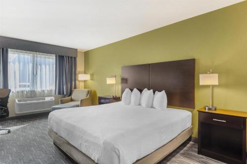 Ένα ή περισσότερα κρεβάτια σε δωμάτιο στο Best Western Plus Wenatchee Downtown Hotel