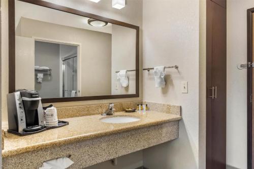 Ένα μπάνιο στο Best Western Plus Wenatchee Downtown Hotel