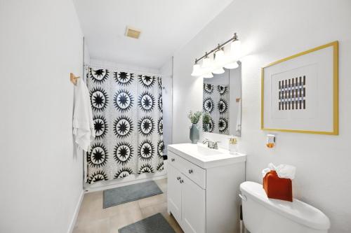 Ένα μπάνιο στο Family-Friendly Arvada Getaway with Games Galore home
