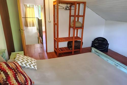 una camera con letto e mensola in legno di Mi Casa Tu Casa D , apto mascotas a Lago Puelo