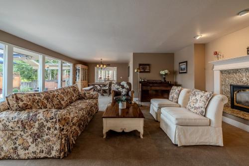 Uma área de estar em Summer Fun Wenatchee home