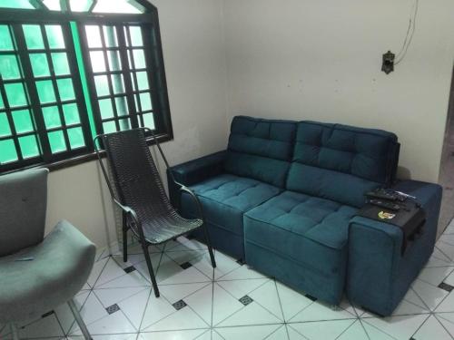 Area soggiorno di casa bem próxima a feira livre e do Santuário