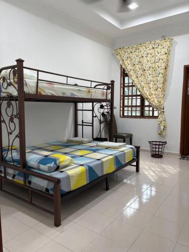 a bedroom with a bunk bed in a room at Bidor Homestay in Bidur