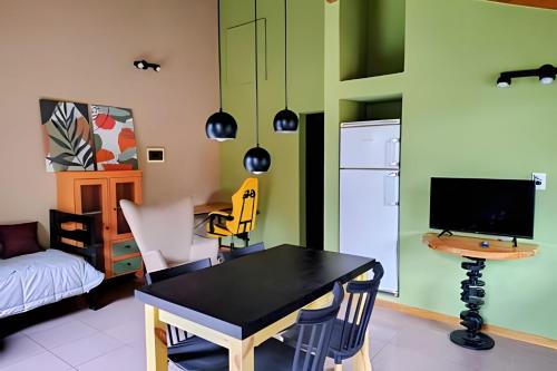 Una cocina con una mesa y un comedor. en Mi Casa Tu Casa B , Departamento centrico, en Lago Puelo