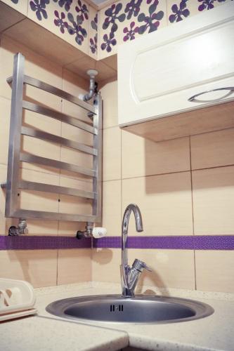 a sink in a kitchen with aaucet at Lawendowe Studio in Starogard Gdański