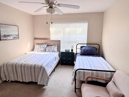 Postel nebo postele na pokoji v ubytování Condo near Jax Beach and Mayo Clinic