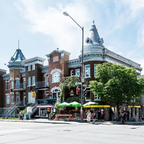 a building on the corner of a city street at C3- Hotel Art De Vivre in Quebec City
