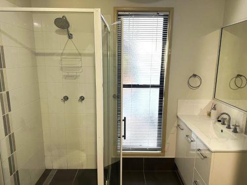 ein Badezimmer mit Dusche und Waschbecken in der Unterkunft Beachcomber - Rainbow Shores in Rainbow Beach