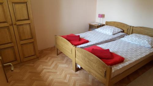 En eller flere senge i et værelse på Apartments Villa Atta