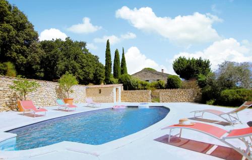 a swimming pool with lounge chairs and a house at Stunning Home In St Montan 