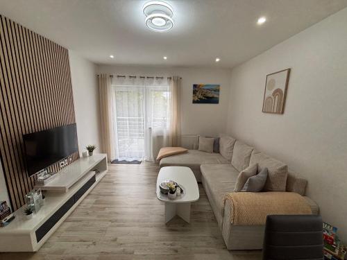 a living room with a couch and a tv at Avens in Burgrieden