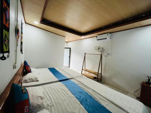 a bedroom with a bed in a room at Homestay Huong Hue Pu Luong in Làng Chiêu
