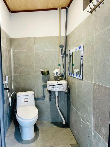 a bathroom with a toilet and a sink at Homestay Huong Hue Pu Luong in Làng Chiêu