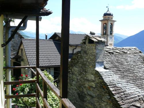 vista su un edificio con torre dell'orologio di Casa Grillino a Locarno