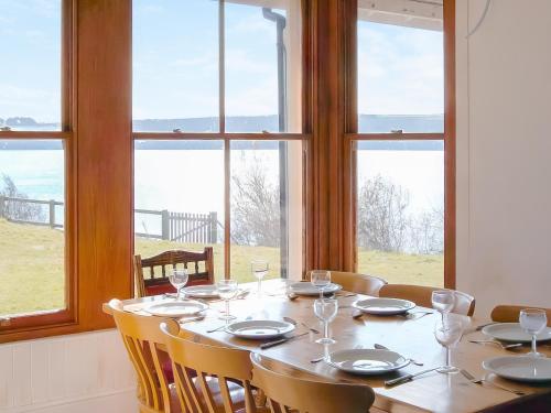 Saint IshmaelsにあるThe Bungalowの木製テーブル(椅子付)、大きな窓