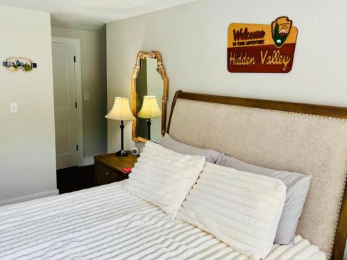 una camera da letto con un letto e un cartello sul muro di Contemporary Ski Condo a Bakersville